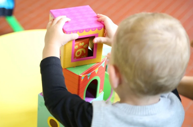 Les jouets en crèche : ce qu’il faut choisir et éviter pour le bien-être des tout-petits